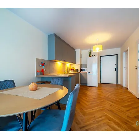 Azure Seaside & Center شقة *